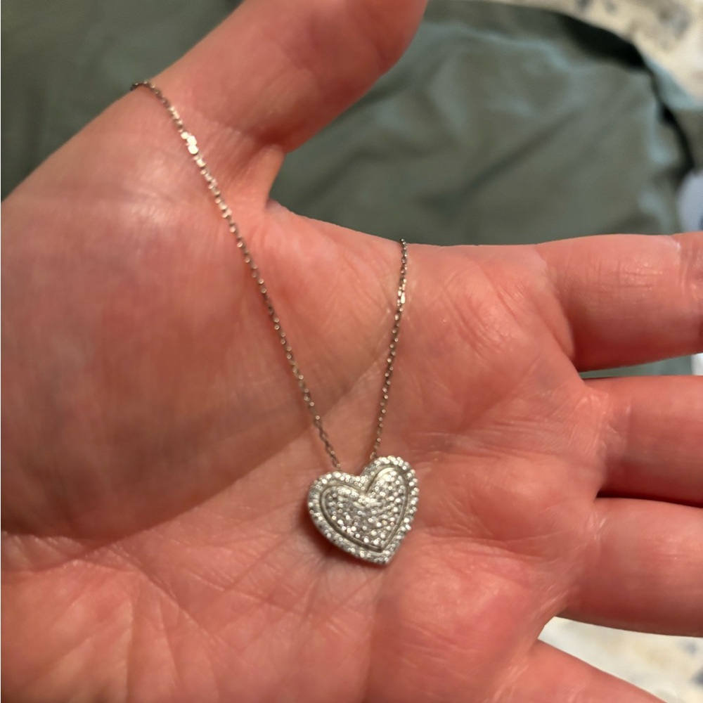 Lightweight sparkly heart necklace